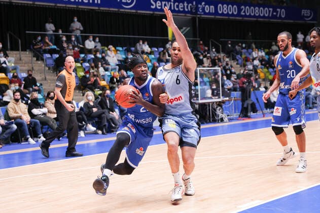 Fraport Skyliners - HAKRO Merlins Crailsheim, easyCredit-BBL Will Cherry (Fraport Skyliners, 29) gegen Elias Lasisi (Merlins Crailsheim, 6). Basketball-Spiel des easyCredit BBL zwischen den Fraport Skyliners und HAKRO Merlins Crailsheim am 5. Dezember 2021 in der Fraport-Arena in Frankfurt am Main., Frankfurt am Main Hessen Deutschland Fraport-Arena