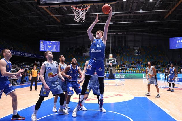 Fraport Skyliners - HAKRO Merlins Crailsheim, easyCredit-BBL Korbleger von Alexander Richardson (Fraport Skyliners, 91) gegen Fabian Bleck (Merlins Crailsheim, 9). Basketball-Spiel des easyCredit BBL zwischen den Fraport Skyliners und HAKRO Merlins Crailsheim am 5. Dezember 2021 in der Fraport-Arena in Frankfurt am Main., Frankfurt am Main Hessen Deutschland Fraport-Arena