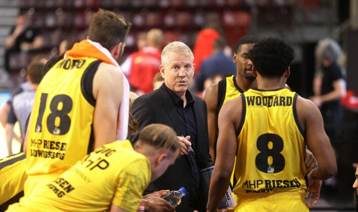 Ludwigsburg , Basketball easycredit BBL Bundesliga . MHP Riesen Ludwigsburg vs. s.Oliver Würzburg , Trainer John Patrick ( Riesen ) mit seiner Mannschaft