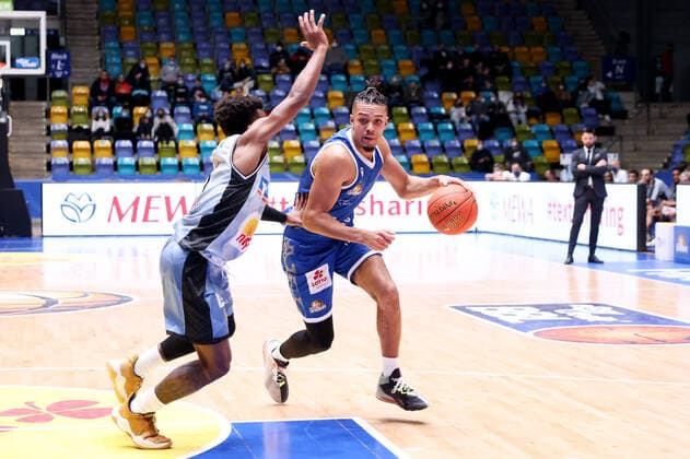 Fraport Skyliners - HAKRO Merlins Crailsheim, easyCredit-BBL Len Adam Schoormann (Fraport Skyliners, 6) zieht an T.J. Shorts (Merlins Crailsheim, 0) vorbei. Basketball-Spiel des easyCredit BBL zwischen den Fraport Skyliners und HAKRO Merlins Crailsheim am 5. Dezember 2021 in der Fraport-Arena in Frankfurt am Main., Frankfurt am Main Hessen Deutschland Fraport-Arena