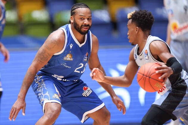 Fraport Skyliners - HAKRO Merlins Crailsheim, easyCredit-BBL Quantez Robertson (Fraport Skyliners, 23) verteidigt gegen T.J. Shorts (Merlins Crailsheim, 0). Basketball-Spiel des easyCredit BBL zwischen den Fraport Skyliners und HAKRO Merlins Crailsheim am 5. Dezember 2021 in der Fraport-Arena in Frankfurt am Main., Frankfurt am Main Hessen Deutschland Fraport-Arena