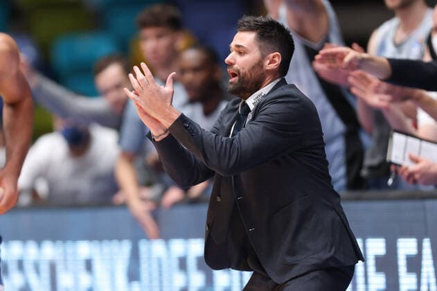 Fraport Skyliners - HAKRO Merlins Crailsheim, easyCredit-BBL Head Coach Sebastian Gleim (Merlins Crailsheim). Basketball-Spiel des easyCredit BBL zwischen den Fraport Skyliners und HAKRO Merlins Crailsheim am 5. Dezember 2021 in der Fraport-Arena in Frankfurt am Main., Frankfurt am Main Hessen Deutschland Fraport-Arena