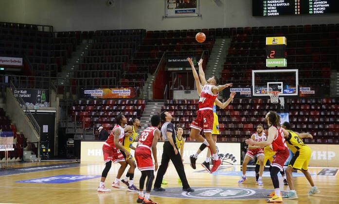 Ludwigsburg , Basketball easycredit BBL Bundesliga . MHP Riesen Ludwigsburg vs. s.Oliver Würzburg , Geisterspiel , leere Tribüne , beim Ti Off: Filip Stanic ( Würzburg )
