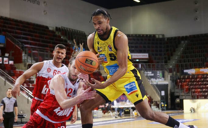 Ludwigsburg , Basketball easycredit BBL Bundesliga . MHP Riesen Ludwigsburg vs. s.Oliver Würzburg , von links: Craig Moller ( Würz ) Justin Simon )