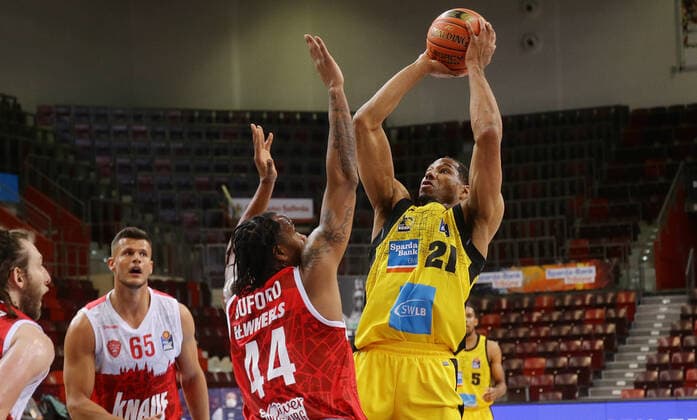 Ludwigsburg , Basketball easycredit BBL Bundesliga . MHP Riesen Ludwigsburg vs. s.Oliver Würzburg , von links: William Buford ( Würz ) Tremmell Darden ( Riesen )
