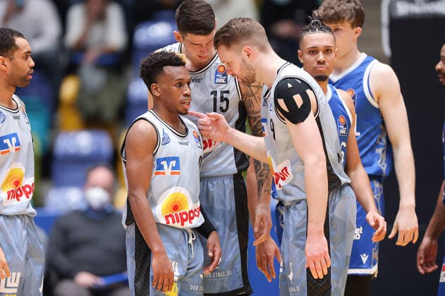 Fraport Skyliners - HAKRO Merlins Crailsheim, easyCredit-BBL T.J. Shorts (Merlins Crailsheim, 0) und Fabian Bleck (Merlins Crailsheim, 9) im Gespräch. Basketball-Spiel des easyCredit BBL zwischen den Fraport Skyliners und HAKRO Merlins Crailsheim am 5. Dezember 2021 in der Fraport-Arena in Frankfurt am Main., Frankfurt am Main Hessen Deutschland Fraport-Arena