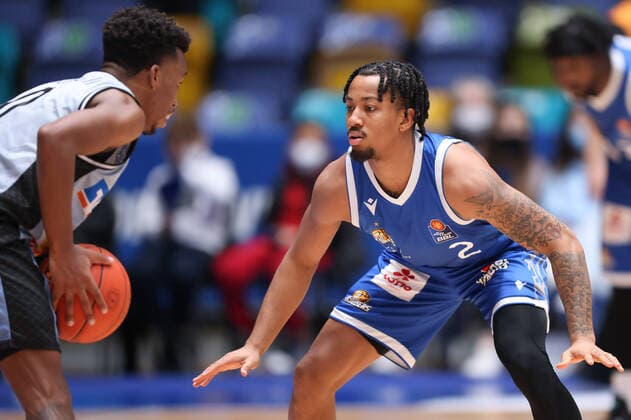 Fraport Skyliners - HAKRO Merlins Crailsheim, easyCredit-BBL Donovan Donaldson (Fraport Skyliners, 2) verteidigt gegen T.J. Shorts (Merlins Crailsheim, 0). Basketball-Spiel des easyCredit BBL zwischen den Fraport Skyliners und HAKRO Merlins Crailsheim am 5. Dezember 2021 in der Fraport-Arena in Frankfurt am Main., Frankfurt am Main Hessen Deutschland Fraport-Arena