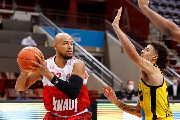 05.12.2021, Basketball, BBL 2021, 2022, 9. Spieltag, MHP Riesen Ludwigsburg - s.Oliver Wuerzburg, GER, Ludwigsburg, MHP Arena Bild: v. li. Alex King (s.Oliver Wuerzburg) und Jonah Radebaugh (MHP RIESEN) Copyright: HMBxMedia xHeikoxBecker