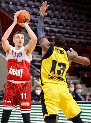 05.12.2021, Basketball, BBL 2021, 2022, 9. Spieltag, MHP Riesen Ludwigsburg - s.Oliver Wuerzburg, GER, Ludwigsburg, MHP Arena Bild: v. li. Tomasz Gielo (s.Oliver Wuerzburg) und Yorman Polas Bartolo (MHP RIESEN) Copyright: HMBxMedia xHeikoxBecker