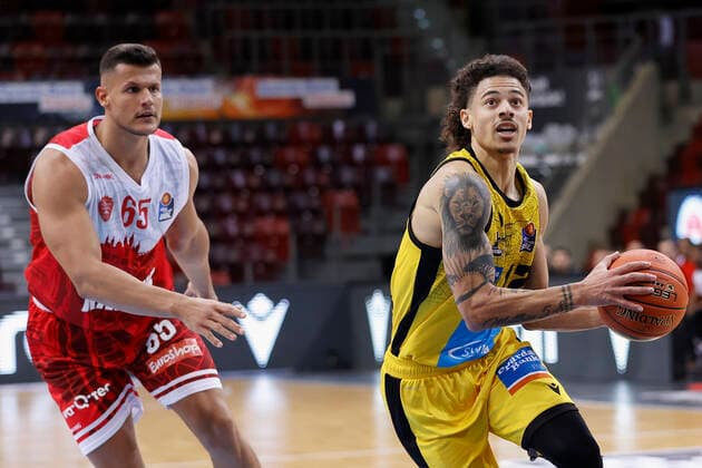 05.12.2021, Basketball, BBL 2021, 2022, 9. Spieltag, MHP Riesen Ludwigsburg - s.Oliver Wuerzburg, GER, Ludwigsburg, MHP Arena Bild: v. li. Filip Stanic (s.Oliver Wuerzburg) und Jonah Radebaugh (MHP RIESEN) Copyright: HMBxMedia xHeikoxBecker