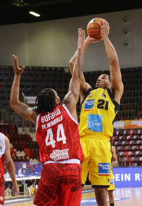 Ludwigsburg , Basketball easycredit BBL Bundesliga . MHP Riesen Ludwigsburg vs. s.Oliver Würzburg , von links: William Buford ( Würz ) Tremmell Darden ( Riesen )