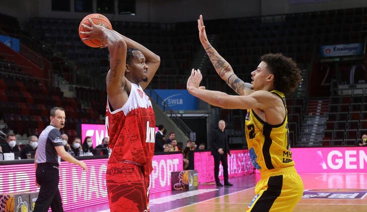 Ludwigsburg , Basketball easycredit BBL Bundesliga . MHP Riesen Ludwigsburg vs. s.Oliver Würzburg , von links: Alex King ( Würz ) Jonah Radebaugh ( Riesen )