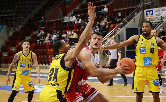 Ludwigsburg , Basketball easycredit BBL Bundesliga . MHP Riesen Ludwigsburg vs. s.Oliver Würzburg , von links: Tremmell Darden ( Riesen ) Filip Stanic ( Würz )