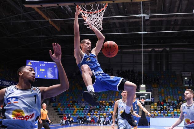 Bilder des Jahres 2021, Sport 12 Dezember Sport Themen der Woche KW48 Sport Bilder des Tages Fraport Skyliners - HAKRO Merlins Crailsheim, easyCredit-BBL Dunking von Lukas Wank (Fraport Skyliners, 0) gegen links Jaren Lewis (Merlins Crailsheim, 1). Basketball-Spiel des easyCredit BBL zwischen den Fraport Skyliners und HAKRO Merlins Crailsheim am 5. Dezember 2021 in der Fraport-Arena in Frankfurt am Main., Frankfurt am Main Hessen Deutschland Fraport-Arena *** Fraport Skyliners HAKRO Merlins Crailsheim, easyCredit BBL Dunking by Lukas Wank Fraport Skyliners, 0 vs left Jaren Lewis Merlins Crailsheim, 1 Basketball match of the easyCredit BBL between Fraport Skyliners and HAKRO Merlins Crailsheim on 5 December 2021 at Fraport Arena in Frankfurt am Main , Frankfurt am Main Hesse Germany Fraport Arena
