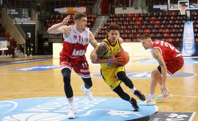 Ludwigsburg , Basketball easycredit BBL Bundesliga . MHP Riesen Ludwigsburg vs. s.Oliver Würzburg , von links: Tomasz Gielo ( Würz ) Jonah Radebaugh ( Riesen )