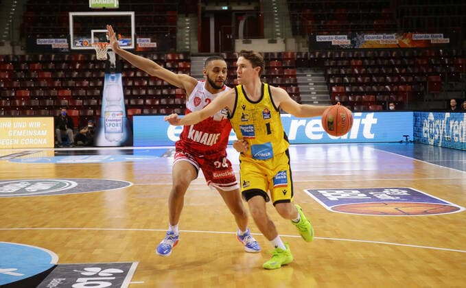Ludwigsburg , Basketball easycredit BBL Bundesliga . MHP Riesen Ludwigsburg vs. s.Oliver Würzburg , von links: Cameron Hunt ( Würz ) Jordan Hulls ( Riesen )