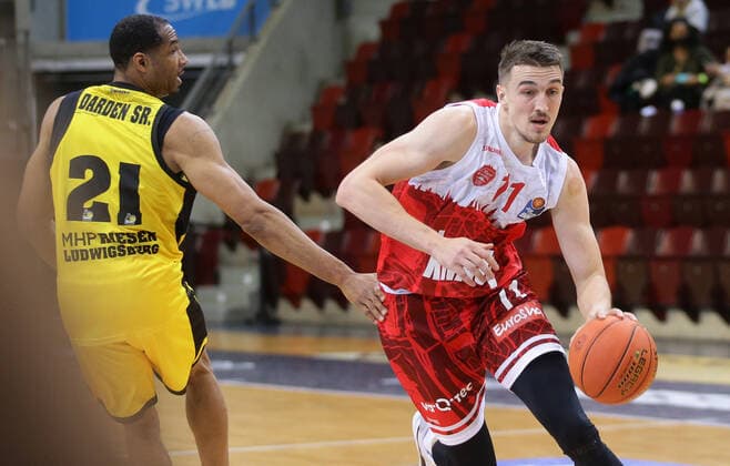 Ludwigsburg , Basketball easycredit BBL Bundesliga . MHP Riesen Ludwigsburg vs. s.Oliver Würzburg , Tomasz Gielo ( Würzburg )