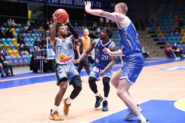 Fraport Skyliners - HAKRO Merlins Crailsheim, easyCredit-BBL T.J. Shorts (Merlins Crailsheim, 0) gegen Will Cherry (Fraport Skyliners, 29) und Matt Haarms (Fraport Skyliners, 3). Basketball-Spiel des easyCredit BBL zwischen den Fraport Skyliners und HAKRO Merlins Crailsheim am 5. Dezember 2021 in der Fraport-Arena in Frankfurt am Main., Frankfurt am Main Hessen Deutschland Fraport-Arena