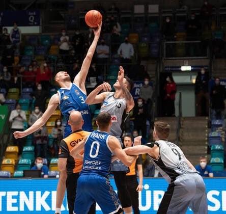 05.12.2021, xsltx, Basketball BBL Bundesliga, Frankfurt Skyliners - Hakro Merlins Crailsheim emspor, v.l. Sprungball für die Skyliners Matt Haarms - Center (Fraport Skyliners) (DFL DFB REGULATIONS PROHIBIT ANY USE OF PHOTOGRAPHS as IMAGE SEQUENCES and or QUASI-VIDEO) Frankfurt am Main