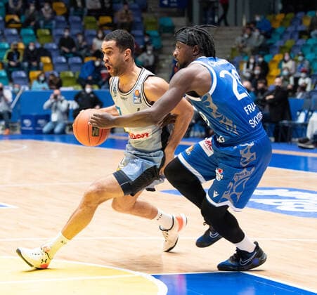 05.12.2021, xsltx, Basketball BBL Bundesliga, Frankfurt Skyliners - Hakro Merlins Crailsheim emspor, v.l. Elias Lasisi - Shooting Guard (HAKRO Merlins Crailsheim), Will Cherry - Point Guard (Fraport Skyliners) (DFL DFB REGULATIONS PROHIBIT ANY USE OF PHOTOGRAPHS as IMAGE SEQUENCES and or QUASI-VIDEO) Frankfurt am Main