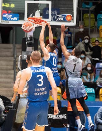05.12.2021, xsltx, Basketball BBL Bundesliga, Frankfurt Skyliners - Hakro Merlins Crailsheim emspor, v.l. Frankfurts Lukas Wank- Shoot Guard (Fraport Skyliners) setzt sich unter dem Korb durch (DFL DFB REGULATIONS PROHIBIT ANY USE OF PHOTOGRAPHS as IMAGE SEQUENCES and or QUASI-VIDEO) Frankfurt am Main