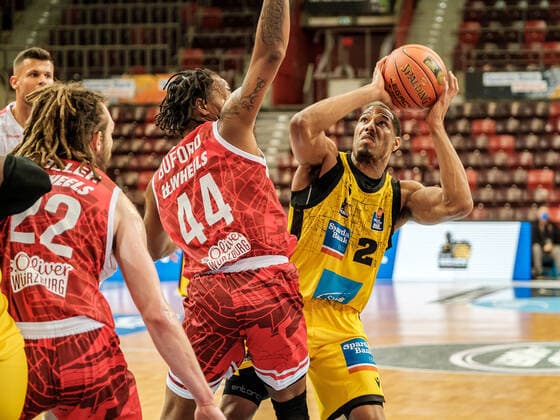 Craig Moller (S.Oliver Wurzburg, 22), William Buford (S.Oliver Wurzburg, 44), Jacob Patrick (MHP Riesen Ludwigsburg, 2), MHP Riesen Ludwigsburg - S.Oliver Wurzburg , Basketball, Bundesliga, 9. Spieltag, Spielzeit 2021 2022, 05.12.2021, MHP Riesen Ludwigsburg - S.Oliver Wurzburg , Basketball, Bundesliga, 9. Spieltag, Spielzeit 2021 2022, 05.12.2021 Ludwigsburg Copyright: xAntonioxChiok Eibner-Pressefotox EP_ACK