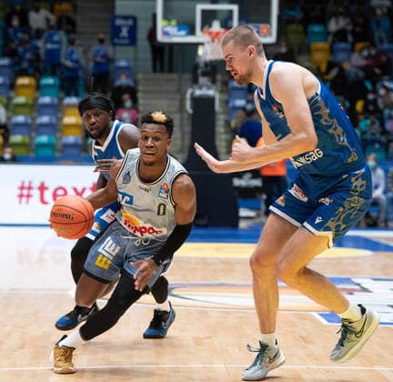05.12.2021, xsltx, Basketball BBL Bundesliga, Frankfurt Skyliners - Hakro Merlins Crailsheim emspor, v.l. T. J. Shorts II - Point Guard (HAKRO Merlins Crailsheim), Matt Haarms - Center (Fraport Skyliners) (DFL DFB REGULATIONS PROHIBIT ANY USE OF PHOTOGRAPHS as IMAGE SEQUENCES and or QUASI-VIDEO) Frankfurt am Main