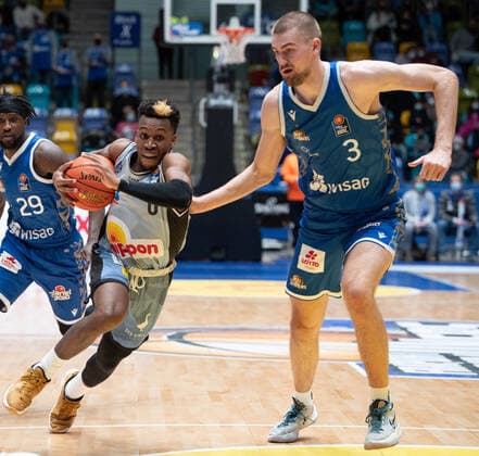 05.12.2021, xsltx, Basketball BBL Bundesliga, Frankfurt Skyliners - Hakro Merlins Crailsheim emspor, v.l. T. J. Shorts II - Point Guard (HAKRO Merlins Crailsheim), Matt Haarms - Center (Fraport Skyliners) (DFL DFB REGULATIONS PROHIBIT ANY USE OF PHOTOGRAPHS as IMAGE SEQUENCES and or QUASI-VIDEO) Frankfurt am Main