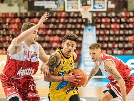 Tomasz Gielo (S.Oliver Wurzburg, 11), Jonah Radebaugh (MHP Riesen Ludwigsburg, 12), Aigars Skele (S.Oliver Wurzburg, 21), MHP Riesen Ludwigsburg - S.Oliver Wurzburg , Basketball, Bundesliga, 9. Spieltag, Spielzeit 2021 2022, 05.12.2021, MHP Riesen Ludwigsburg - S.Oliver Wurzburg , Basketball, Bundesliga, 9. Spieltag, Spielzeit 2021 2022, 05.12.2021 Ludwigsburg Copyright: xAntonioxChiok Eibner-Pressefotox EP_ACK