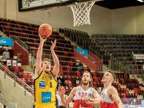 Jordan Hulls (MHP Riesen Ludwigsburg, 1), Craig Moller (S.Oliver Wurzburg, 22), Tomasz Gielo (S.Oliver Wurzburg, 11), MHP Riesen Ludwigsburg - S.Oliver Wurzburg , Basketball, Bundesliga, 9. Spieltag, Spielzeit 2021 2022, 05.12.2021, MHP Riesen Ludwigsburg - S.Oliver Wurzburg , Basketball, Bundesliga, 9. Spieltag, Spielzeit 2021 2022, 05.12.2021 Ludwigsburg Copyright: xAntonioxChiok Eibner-Pressefotox EP_ACK