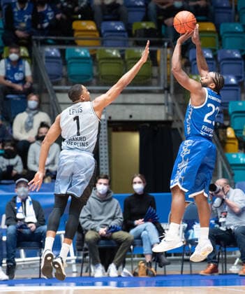 05.12.2021, xsltx, Basketball BBL Bundesliga, Frankfurt Skyliners - Hakro Merlins Crailsheim emspor, v.l. Jaren Lewis - Small Forward (HAKRO Merlins Crailsheim), Quantez Robertson - Shoot Guard (Fraport Skyliners) (DFL DFB REGULATIONS PROHIBIT ANY USE OF PHOTOGRAPHS as IMAGE SEQUENCES and or QUASI-VIDEO) Frankfurt am Main