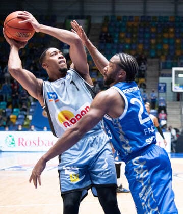 05.12.2021, xsltx, Basketball BBL Bundesliga, Frankfurt Skyliners - Hakro Merlins Crailsheim emspor, v.l. Jaren Lewis - Small Forward (HAKRO Merlins Crailsheim), Quantez Robertson - Shoot Guard (Fraport Skyliners) (DFL DFB REGULATIONS PROHIBIT ANY USE OF PHOTOGRAPHS as IMAGE SEQUENCES and or QUASI-VIDEO) Frankfurt am Main