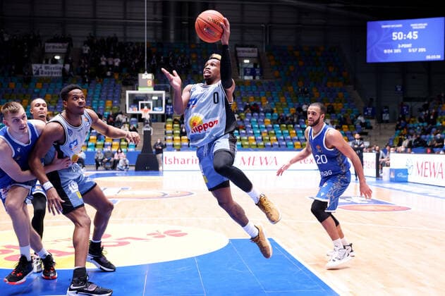 Fraport Skyliners - HAKRO Merlins Crailsheim, easyCredit-BBL T.J. Shorts (Merlins Crailsheim, 0) steigt hoch zum Korb. Basketball-Spiel des easyCredit BBL zwischen den Fraport Skyliners und HAKRO Merlins Crailsheim am 5. Dezember 2021 in der Fraport-Arena in Frankfurt am Main., Frankfurt am Main Hessen Deutschland Fraport-Arena