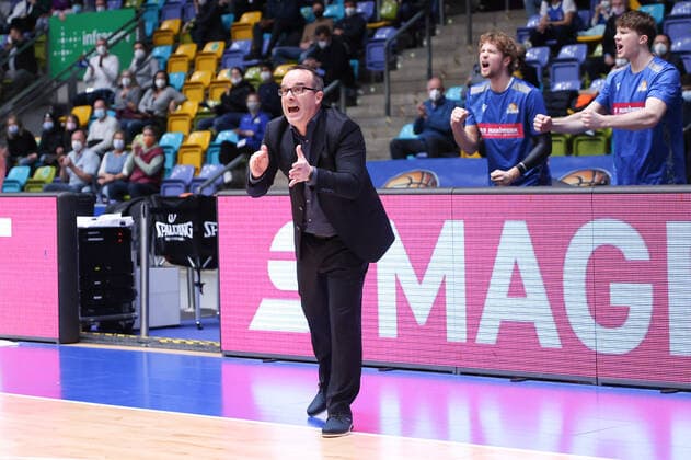Fraport Skyliners - HAKRO Merlins Crailsheim, easyCredit-BBL Head Coach Diego Ocampo (Fraport Skyliners). Basketball-Spiel des easyCredit BBL zwischen den Fraport Skyliners und HAKRO Merlins Crailsheim am 5. Dezember 2021 in der Fraport-Arena in Frankfurt am Main., Frankfurt am Main Hessen Deutschland Fraport-Arena
