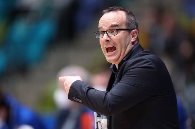 Fraport Skyliners - HAKRO Merlins Crailsheim, easyCredit-BBL Head Coach Diego Ocampo (Fraport Skyliners). Basketball-Spiel des easyCredit BBL zwischen den Fraport Skyliners und HAKRO Merlins Crailsheim am 5. Dezember 2021 in der Fraport-Arena in Frankfurt am Main., Frankfurt am Main Hessen Deutschland Fraport-Arena