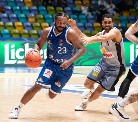 05.12.2021, xsltx, Basketball BBL Bundesliga, Frankfurt Skyliners - Hakro Merlins Crailsheim emspor, v.l. Quantez Robertson - Shoot Guard (Fraport Skyliners), Elias Lasisi - Shooting Guard (HAKRO Merlins Crailsheim) (DFL DFB REGULATIONS PROHIBIT ANY USE OF PHOTOGRAPHS as IMAGE SEQUENCES and or QUASI-VIDEO) Frankfurt am Main
