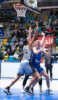 05.12.2021, xsltx, Basketball BBL Bundesliga, Frankfurt Skyliners - Hakro Merlins Crailsheim emspor, v.re. Frankfurts Matt Haarms - Center (Fraport Skyliners) setzt sich unter dem Korb durch (DFL DFB REGULATIONS PROHIBIT ANY USE OF PHOTOGRAPHS as IMAGE SEQUENCES and or QUASI-VIDEO) Frankfurt am Main