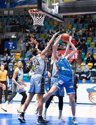 05.12.2021, xsltx, Basketball BBL Bundesliga, Frankfurt Skyliners - Hakro Merlins Crailsheim emspor, v.l. Frankfurts Matt Haarms - Center (Fraport Skyliners) setzt sich unter dem Korb durch. (DFL DFB REGULATIONS PROHIBIT ANY USE OF PHOTOGRAPHS as IMAGE SEQUENCES and or QUASI-VIDEO) Frankfurt am Main