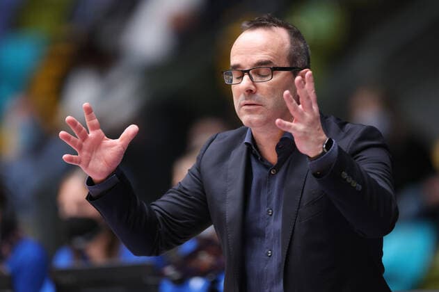 Fraport Skyliners - HAKRO Merlins Crailsheim, easyCredit-BBL Head Coach Diego Ocampo (Fraport Skyliners). Basketball-Spiel des easyCredit BBL zwischen den Fraport Skyliners und HAKRO Merlins Crailsheim am 5. Dezember 2021 in der Fraport-Arena in Frankfurt am Main., Frankfurt am Main Hessen Deutschland Fraport-Arena