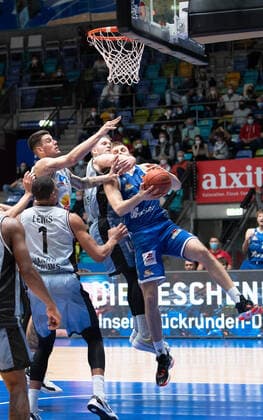 05.12.2021, xsltx, Basketball BBL Bundesliga, Frankfurt Skyliners - Hakro Merlins Crailsheim emspor, v.re. In der Umklammerung Matt Haarms - Center (Fraport Skyliners) (DFL DFB REGULATIONS PROHIBIT ANY USE OF PHOTOGRAPHS as IMAGE SEQUENCES and or QUASI-VIDEO) Frankfurt am Main