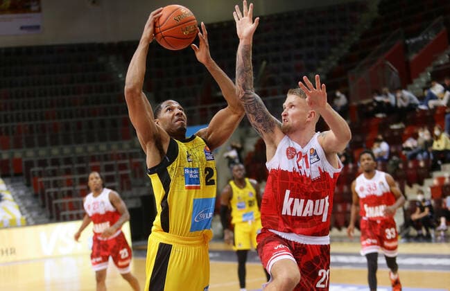 Ludwigsburg , Basketball easycredit BBL Bundesliga . MHP Riesen Ludwigsburg vs. s.Oliver Würzburg , von links: Tremmell Darden ( Riesen ) Aigars Skele ( Würz )