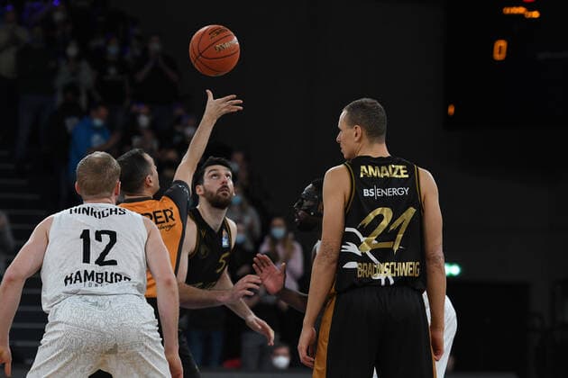 Basketball I Herren I Saison 2021-2022 I Bundesliga I 9. Spieltag I Hamburg Towers - Basketball Loewen Braunschweig I 05.12.2021 Spielbeginn Lueneburg edel-optics.de Arena Hamburg Deutschland Copyright: xLobeca Hannigx