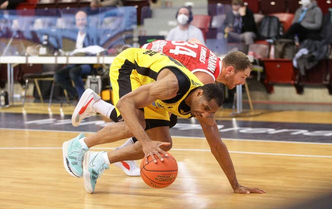 Ludwigsburg , Basketball easycredit BBL Bundesliga . MHP Riesen Ludwigsburg vs. s.Oliver Würzburg von vorne: Tremmell Darden ( Riesen ) Felix Hoffmann ( Würzburg ) ,