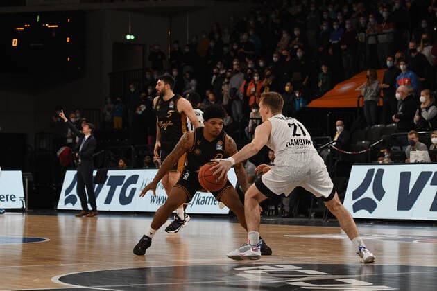 Basketball I Herren I Saison 2021-2022 I Bundesliga I 9. Spieltag I Hamburg Towers - Basketball Loewen Braunschweig I 05.12.2021 Lueneburg edel-optics.de Arena Hamburg Deutschland Copyright: xLobeca Hannigx