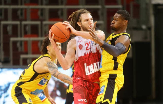 Ludwigsburg , Basketball easycredit BBL Bundesliga . MHP Riesen Ludwigsburg vs. s.Oliver Würzburg , von links: Craig Moller ( Würz ) Yorman Polas bartolo ( Riesen )