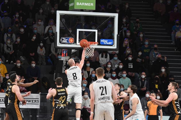 Basketball I Herren I Saison 2021-2022 I Bundesliga I 9. Spieltag I Hamburg Towers - Basketball Loewen Braunschweig I 05.12.2021 Hamburg Towers Robin Christen ( 8, Small Forward, Hamburg Towers) mit Korbleger Lueneburg edel-optics.de Arena Hamburg Deutschland Copyright: xLobeca Hannigx