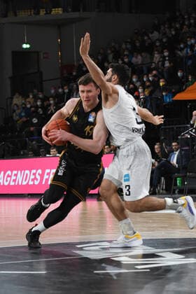 Basketball I Herren I Saison 2021-2022 I Bundesliga I 9. Spieltag I Hamburg Towers - Basketball Loewen Braunschweig I 05.12.2021 Ondrej Sehnal ( 19, Shooting Guard, Basketball Loewen Braunschweig) gegen Maximilian DiLeo ( 3, Shooting Guard, Hamburg Towers) Lueneburg edel-optics.de Arena Hamburg Deutschland Copyright: xLobeca Hannigx