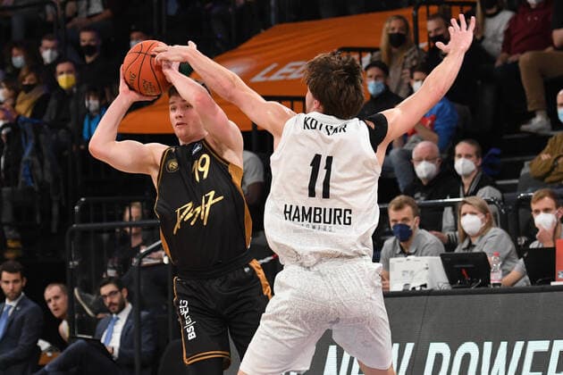 Basketball I Herren I Saison 2021-2022 I Bundesliga I 9. Spieltag I Hamburg Towers - Basketball Loewen Braunschweig I 05.12.2021 Ondrej Sehnal ( 19, Shooting Guard, Basketball Loewen Braunschweig) gegen Maik Kotsar ( 11, Center, Hamburg Towers) Lueneburg edel-optics.de Arena Hamburg Deutschland Copyright: xLobeca Hannigx
