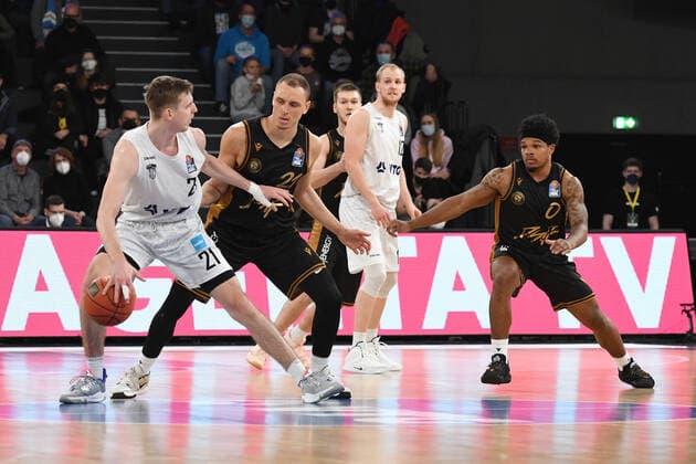 Basketball I Herren I Saison 2021-2022 I Bundesliga I 9. Spieltag I Hamburg Towers - Basketball Loewen Braunschweig I 05.12.2021 Justus Hollatz ( 21, Point Guard, Hamburg Towers) setzt sicht durch Lueneburg edel-optics.de Arena Hamburg Deutschland Copyright: xLobeca Hannigx