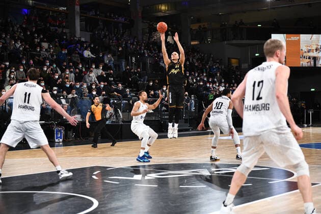 Basketball I Herren I Saison 2021-2022 I Bundesliga I 9. Spieltag I Hamburg Towers - Basketball Loewen Braunschweig I 05.12.2021 Robin Amaize ( 21, Shooting Guard, Basketball Loewen Braunschweig) versucht einen Drei-Punkte Wurf Lueneburg edel-optics.de Arena Hamburg Deutschland Copyright: xLobeca Hannigx